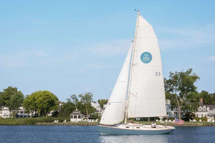 Sailing yacht in front of Inn at Perry Cabin